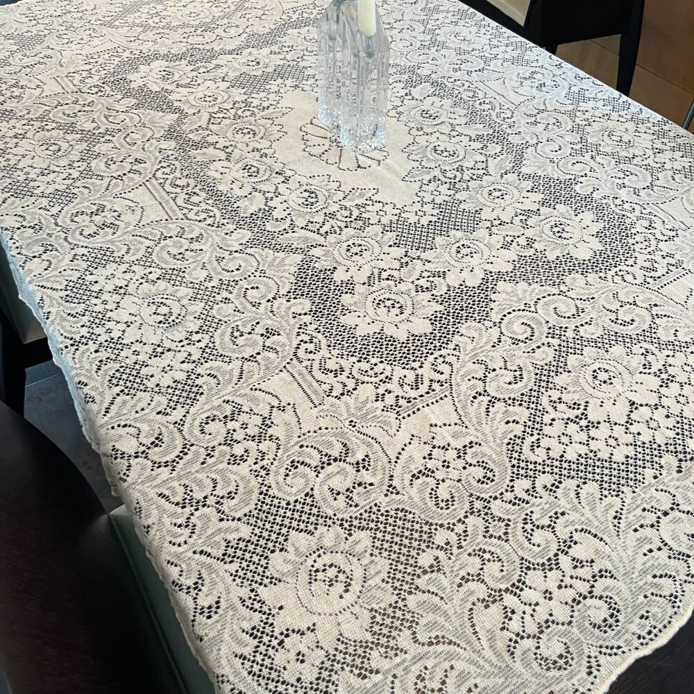 Large Lace Tablecloth - Picture 3 of 8